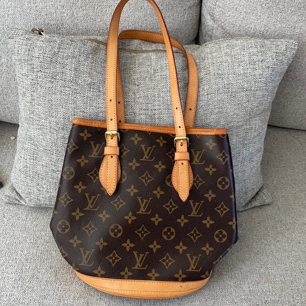 Louis Vuitton petite bucket purse